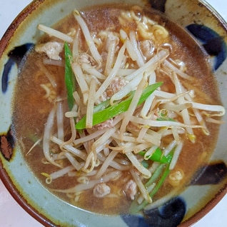 サッポロ一番味噌ラーメン　モヤシ炒めのせ